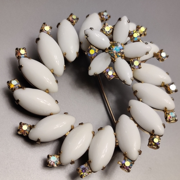 Vintage Milk Glass Brooch - Picture 3 of 9